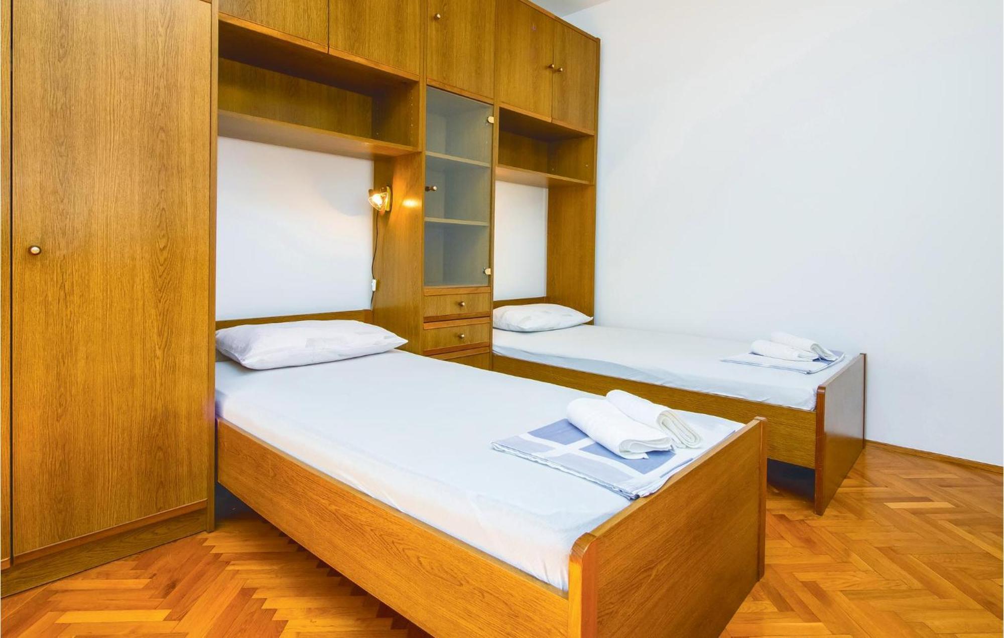 Lovely Apartment In Podstrana With Kitchen 외부 사진
