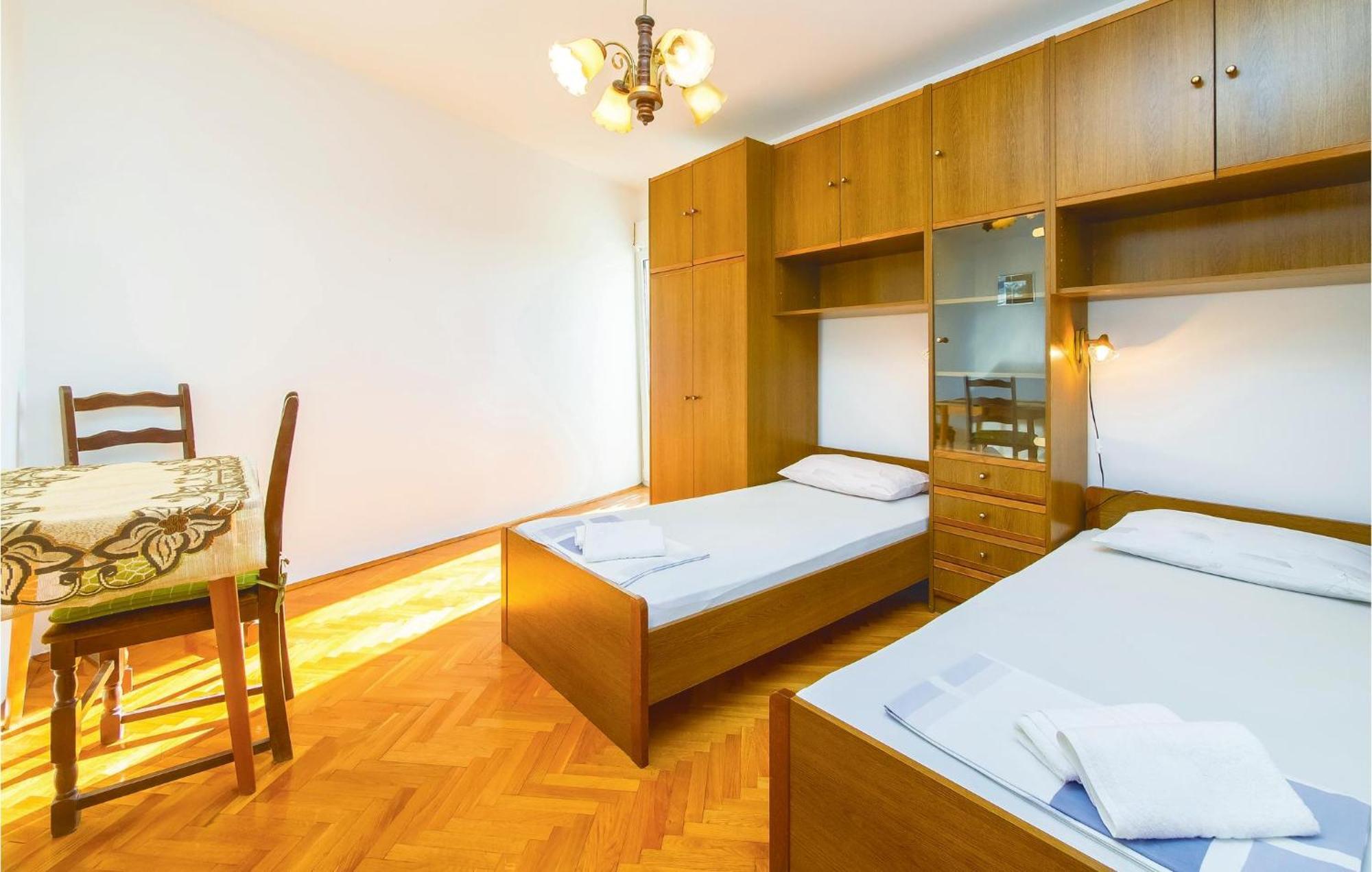 Lovely Apartment In Podstrana With Kitchen 외부 사진